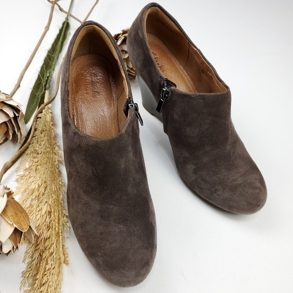 Clark's Artisan Brown Suede Emboss Ankle Boots 9.5 - Picture 14 of 14